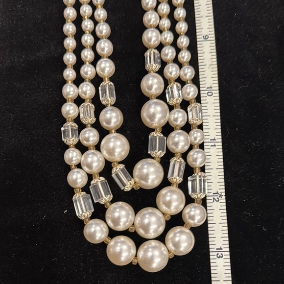 Elegant Vintage Faux Pearl Necklace and Earring Set (clip) - Picture 4 of 4